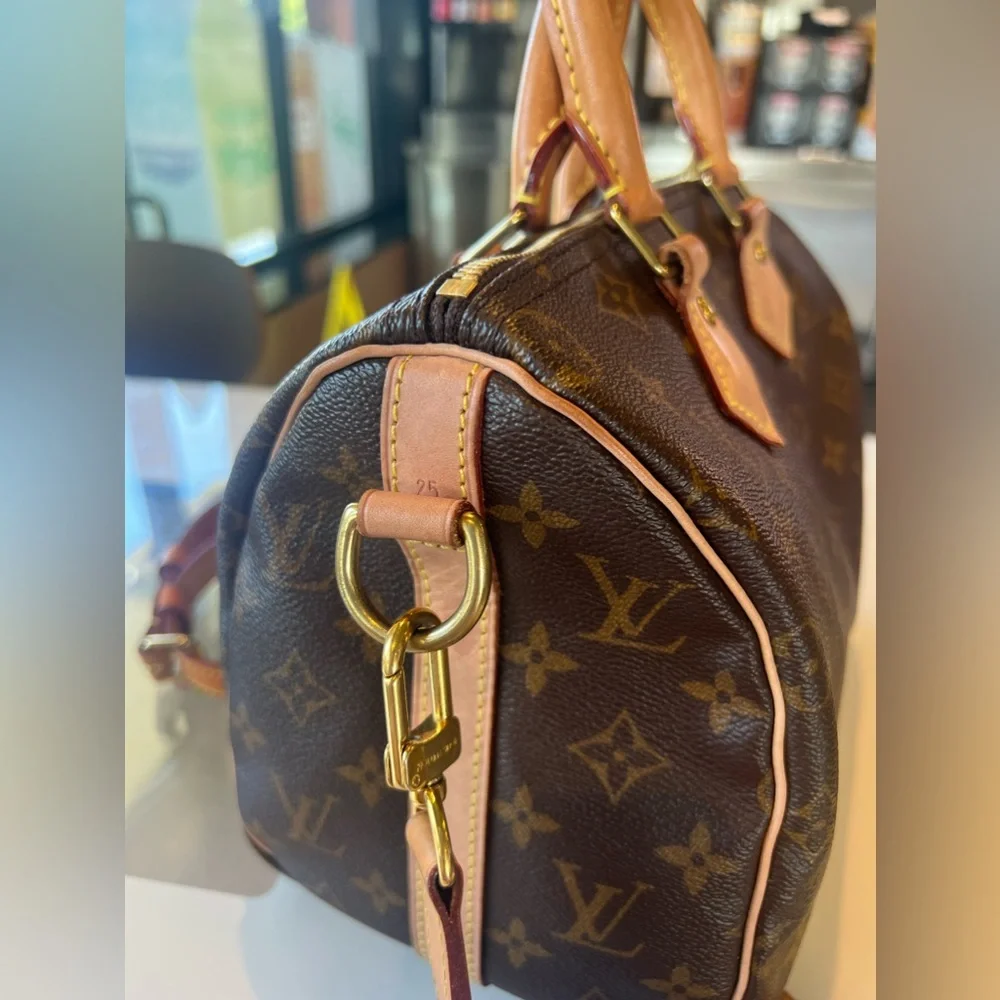 not for sell. Too old
Louis Vuitton Monogram Speedy 25 with Bandouliere strap - Picture 3 of 7